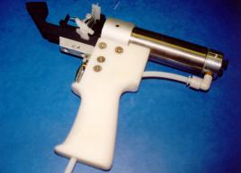 Pistolet pneumatique pour la fixation d'étiquettes par attache plastique  sur produits   lourds