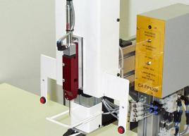 Machine automatique de fixation de crochets plastique par attaches plastique