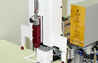 Machine automatique de fixation de crochets plastique par attaches plastique